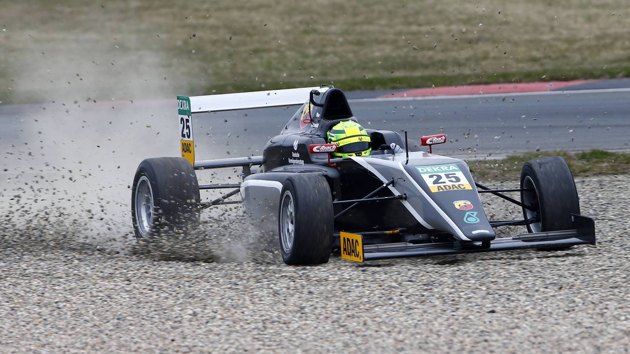 Mick Schumacher kommt von Strecke ab
