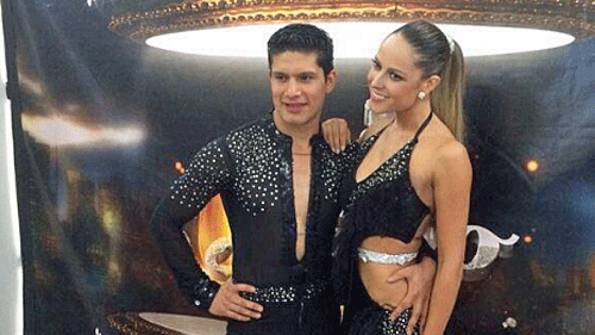 Die hübsche Blondine ist nicht nur ein leidenschaftlicher Fußball-Fan, sondern auch eine begnadete Tänzerin (Copyright: Twitter@vanehupp)
                  
                  