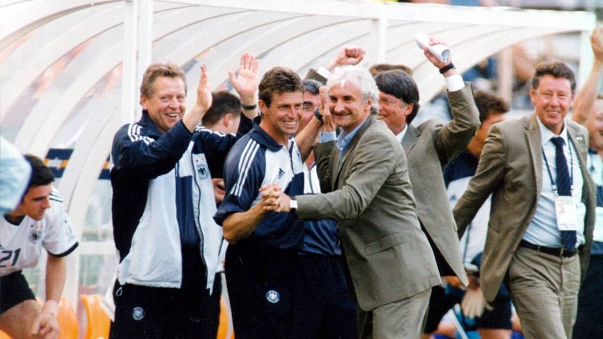 Rudi Völler (Teamchef): Weil die Lizenz fehlte, war „Tante Käthe“ auf dem Papier nur Teamchef und Michael Skibbe der Cheftrainer. Das blieb Völler noch bis Juni 2004. Inzwischen ist er DFB-Sportdirektor.