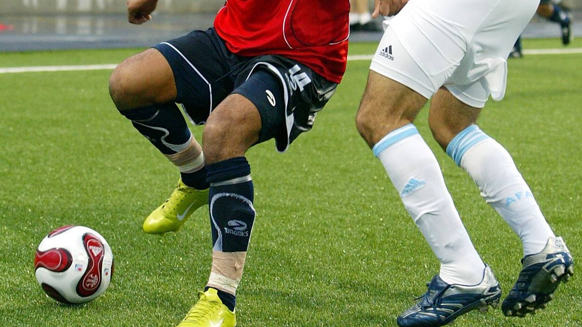 Noch im selben Jahr nimmt Vidal mit Chiles Nachwuchsteam auch an der U19-Weltmeisterschaft teil. Bei genauem Hinsehen lassen sich erste Experimente mit der Haarpracht erkennen