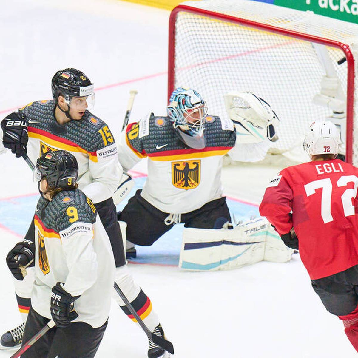 Die deutsche Eishockey-Nationalmannschaft unterliegt der Schweiz im Penalty-Krimi und verpasst den ersten WM-Gruppensieg seiner Geschichte. Die Schweizer fallen mit Brutalo-Checks auf.