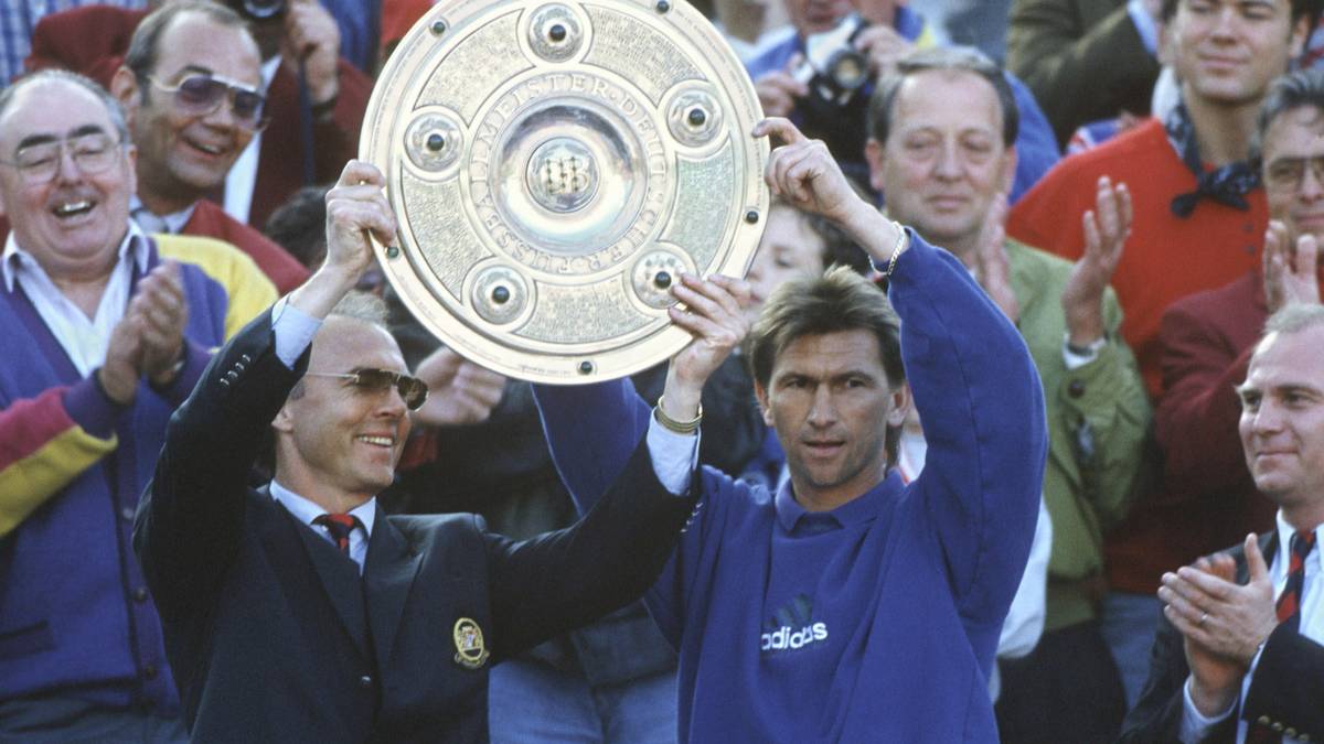 Aufgrund einer Nierenkolik von Interimstrainer Franz Beckenbauer vertritt Augenthaler diesen am 34. Spieltag im Spiel gegen Fortuna Düsseldorf