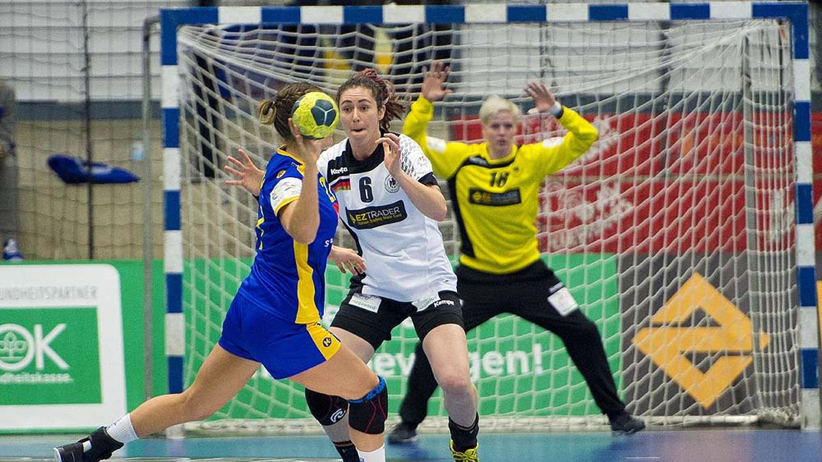 Jenny Karolius, 30, Kreis, TSV Bayer 04 Leverkusen, 8 Tore in 6 Länderspielen: Spielt seit sie neun Jahre alt ist Handball, hat aus diesen Tagen nicht nur Begeisterung für den Sport mitgenommen, sondern auch ihren Spitznamen "Flummi". Arbeitet als Ergotherapeutin neben dem Handball