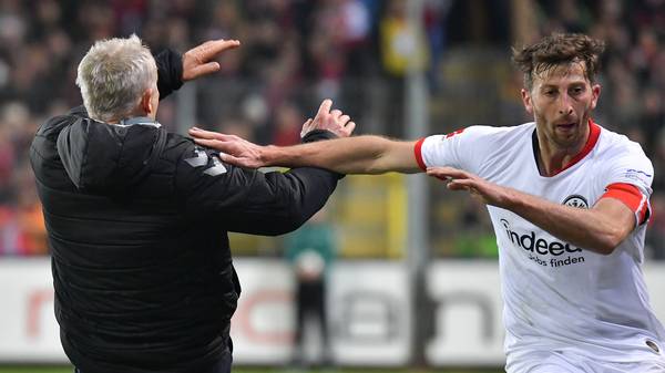 Der Bodycheck des Frankfurter Spielers David Abraham gegen Freiburgs Trainer Christian Streich.