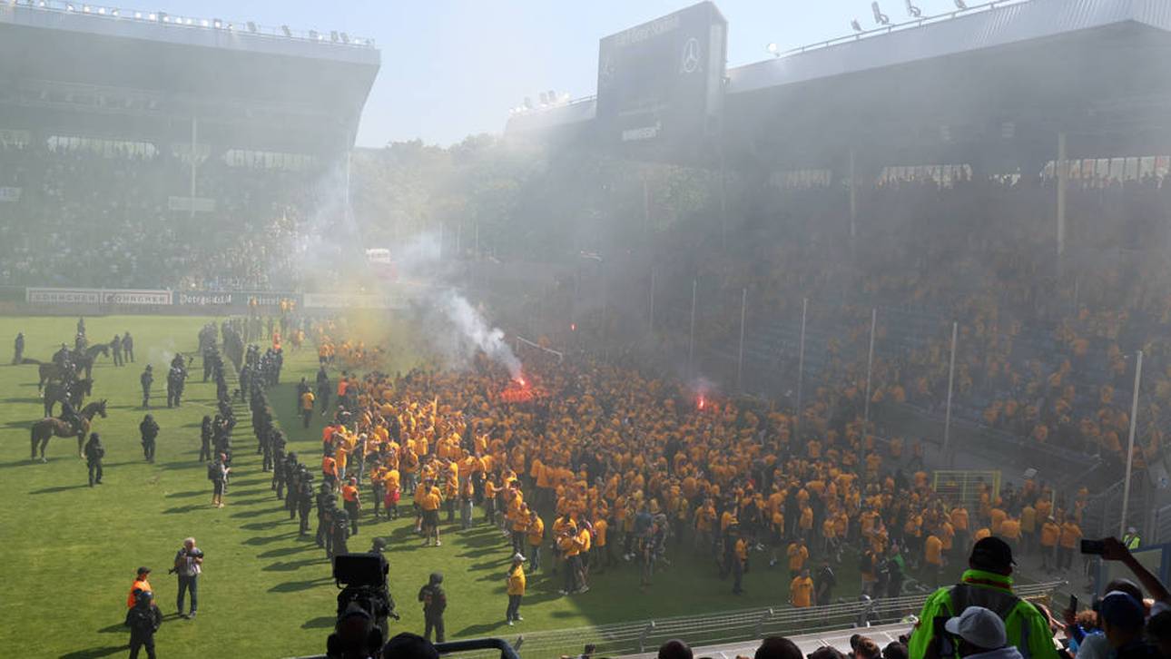 Platzsturm bei Dynamo-Aufstieg