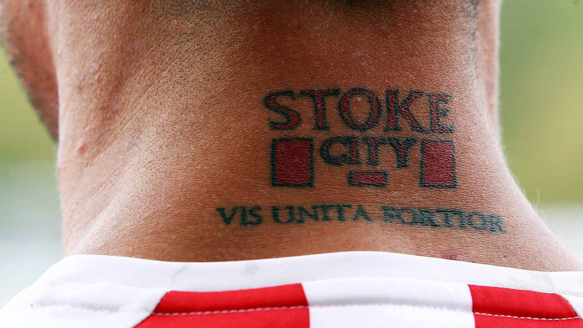Im Nacken trägt der Stoke Fan eine abgespeckte Version des aktuellen Vereinslogos. Den Spitznamen "The Potters" (die Töpfer) trägt der 1863 gegründete, zweitälteste Verein der Welt, stolz im Vereinslogo