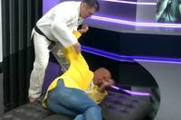 Ex-Judoka Roman Peter gibt Einblicke in den Judo-Sport. Er zeigt SPORT1-Moderator Hartwig Thöne ein paar Moves und wirft ihn auf eine Matte.