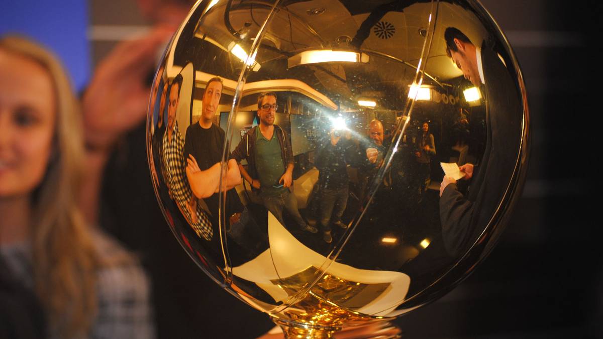 Doch nicht nur das Moderatorenduo würde die Trophäe gerne mitnehmen. Das Schmuckstück ist ein echter Mitarbeitermagnet