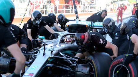 Lewis Hamilton crashte im zweiten Training nach wenigen Minuten
