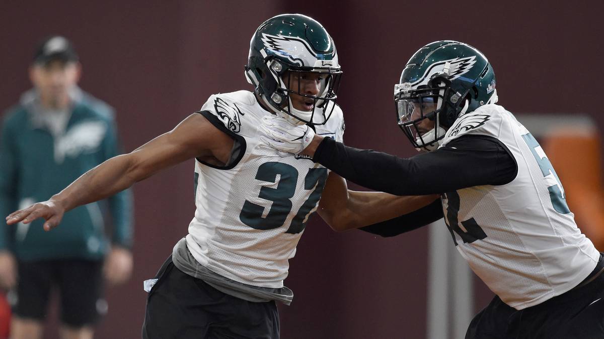 Doch es muss auch trainiert werden. Najee Goode (r.) von den Philadelphia Eagles packt seinen Teamkollegen Rasul Douglas (l.) hart an