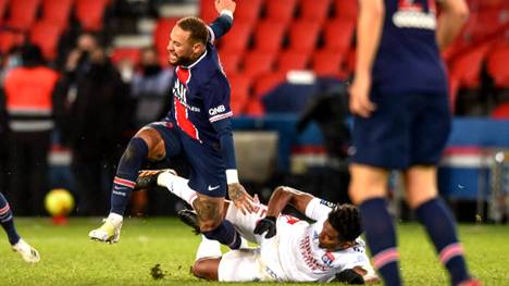 Nach seinem Foul an PSG-Neymar hat sich Lyons Thiago Mendes entschuldigt.