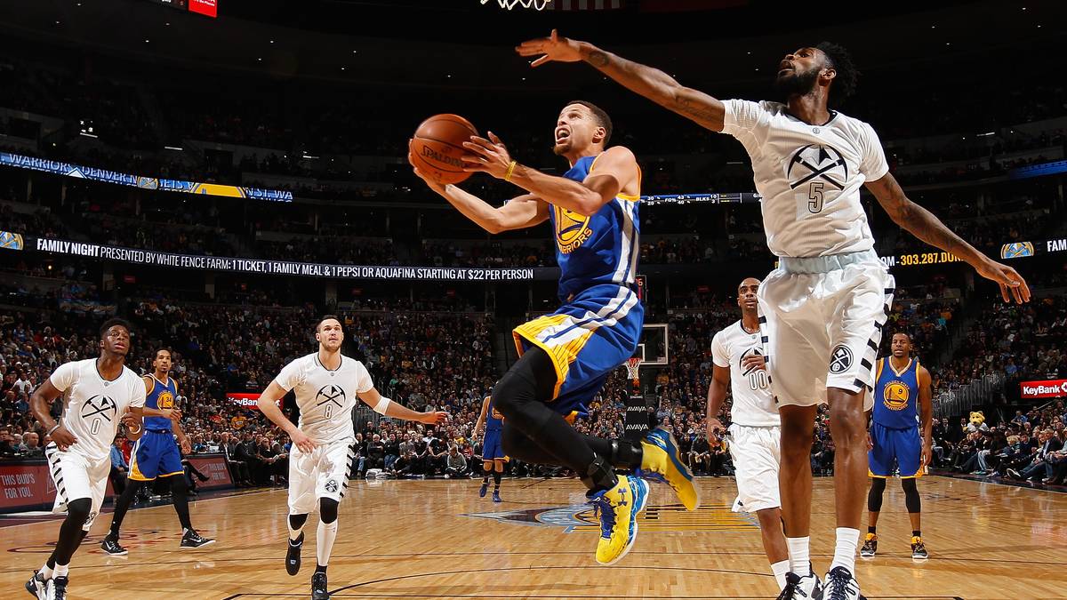 Und am Ende gelingt tatsächlich die Sensation: Die Nuggets gewinnen mit 112:110 und fügen den Warriors die dritte Saisonniederlage im 39. Spiel zu