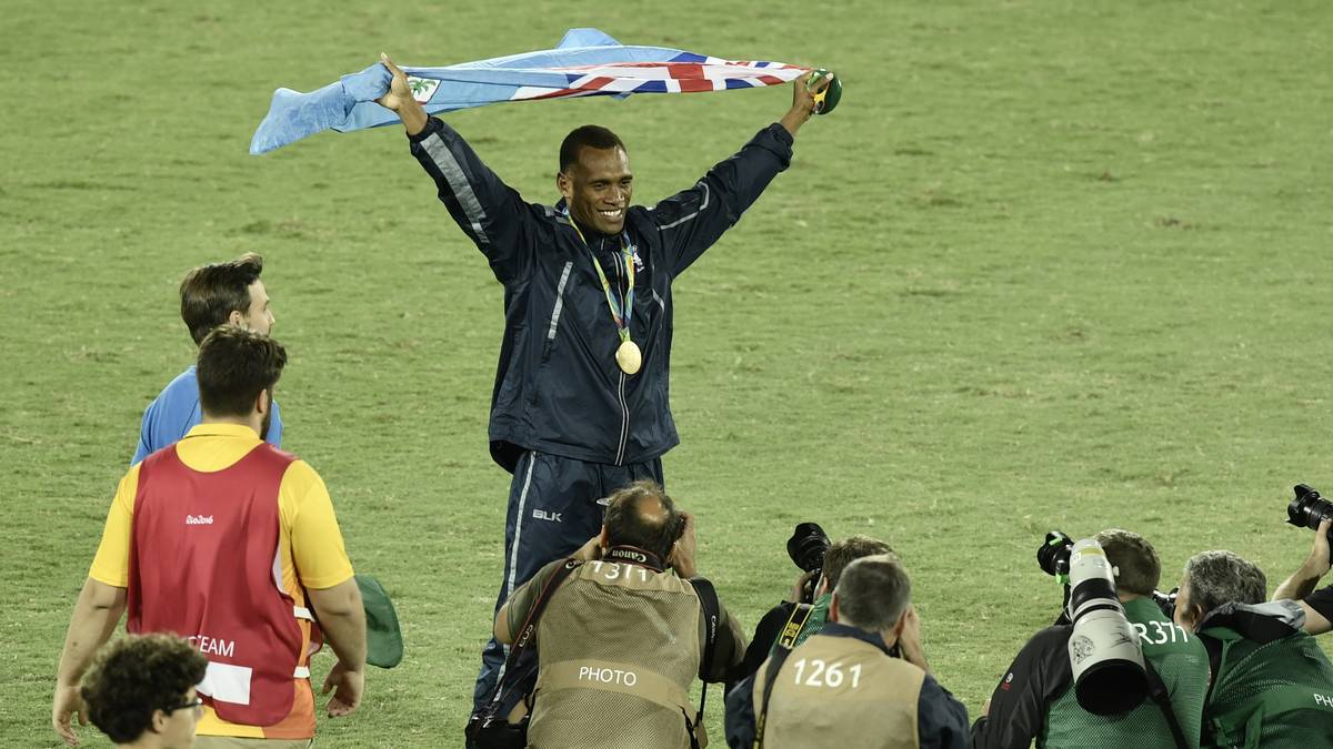 Derweil tut sich beim Finale Historisches: Nicht nur, dass die erste Goldmedaille der Olympia-Geschichte im 7er-Rugby vergeben wird - sie geht auch noch an Fidschi. Für die Inselgruppe im Pazifik ist es die erste olympische Medaille überhaupt