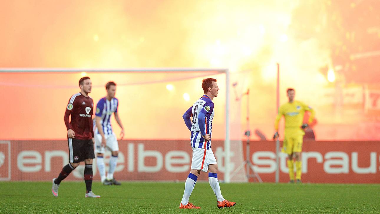 Hertha-Fans zünden Bengalos