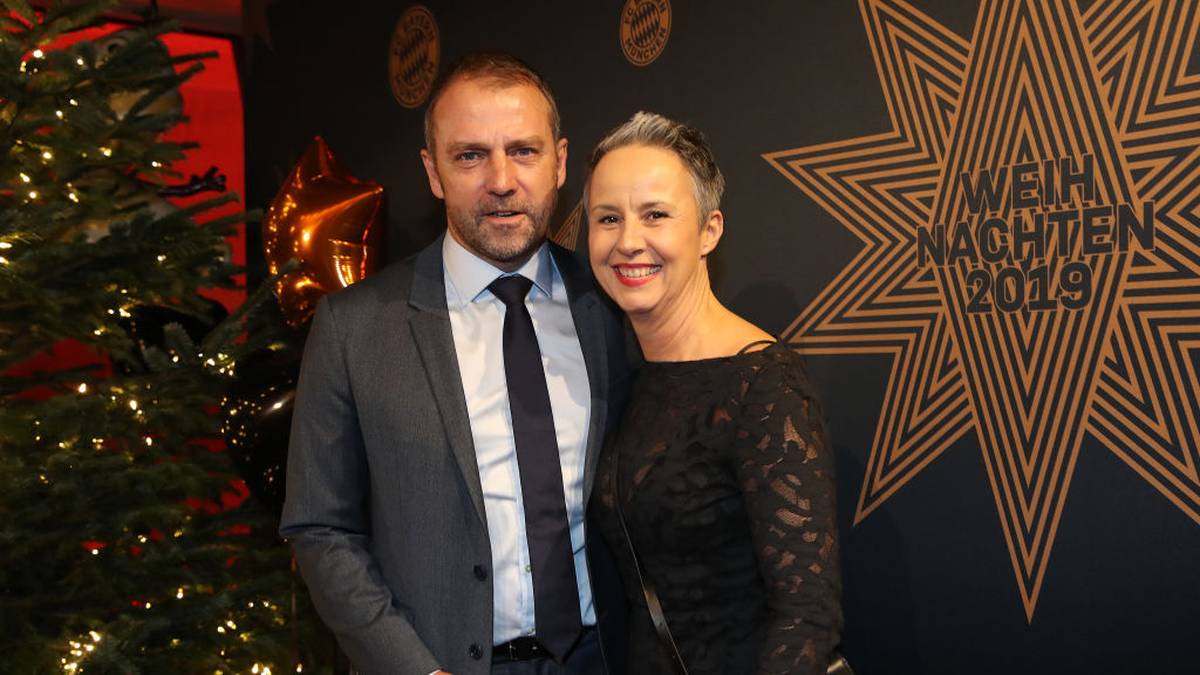 Auch der Coach darf natürlich nicht fehlen: Hansi Flick wird von seiner Frau Silke begleitet