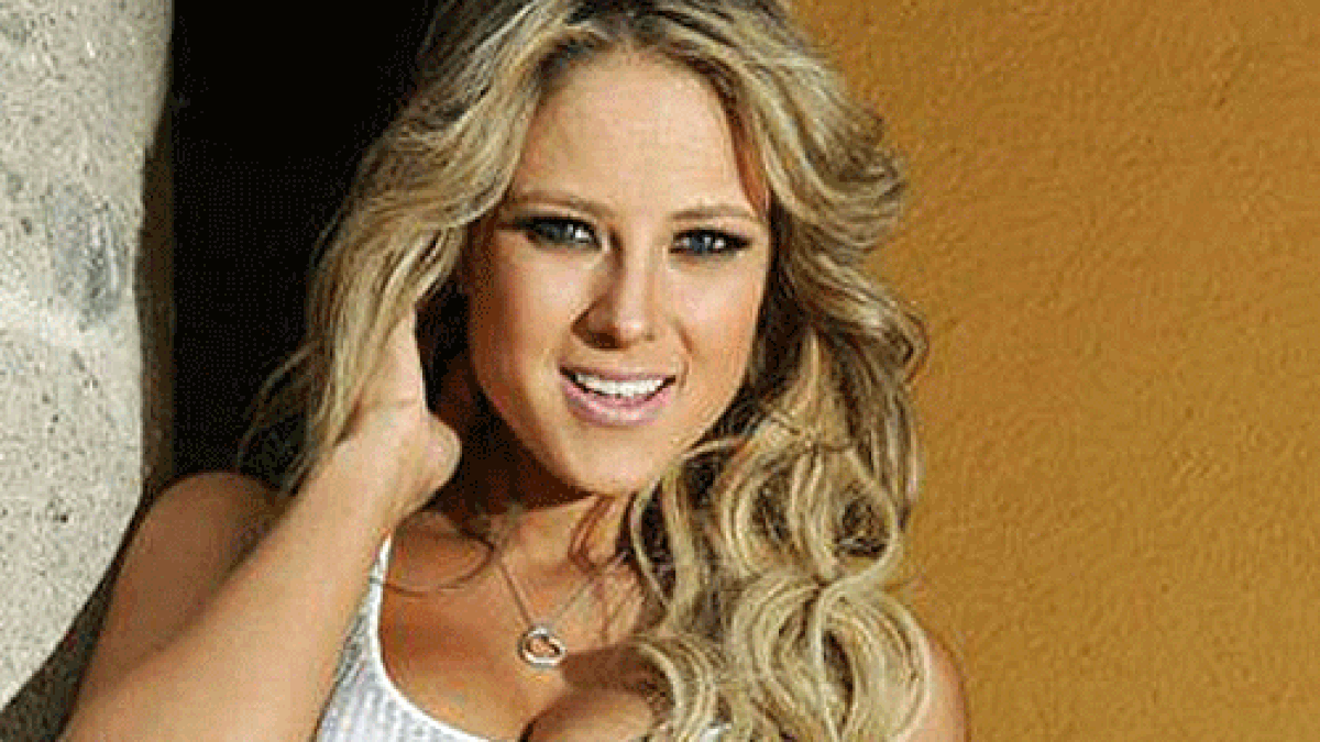 Huppenkothen kommt als bekennender Schalke-Fan auch gleich zum Einsatz und wird als Field-Reporterin an der Seitenlinie dabei sein. (Copyright: Facebook@VanessaHuppenkothen)
                  
                  