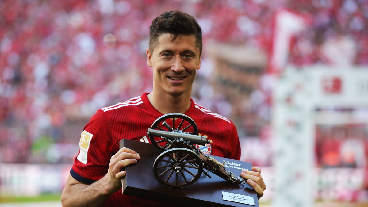 TORJÄGER: Gerne hätte er die 30-Tore-Marke auch noch geknackt, aber auch mit 29 Treffern wurde Robert Lewandowski souverän zum dritten Mal Torschützenkönig. Mit dem Handschlag-Eklat in Köln sorgte der Pole allerdings für Unmut bei den Bayern. Wie zuvor die andauernden Gerüchte um einen möglichen Wechsel zu Real. "Der Boss bin ich - und sonst keiner", stellte Heynckes klar