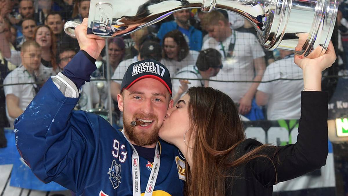 Ein Bussi gibt's auch für Maximilian Kastner