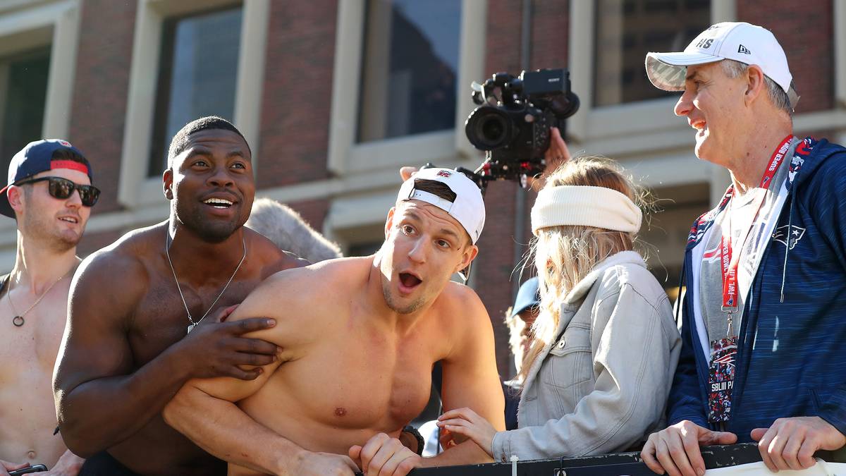 Zwischendurch jonglierte er mit mehreren Bechern Bier und flirtete mit Freundin Camille Kostek. Er war erneut der Anführer der Patriots-Feierlichkeiten - zum vermutlich letzten Mal, wie sich einige Wochen später herausstellen sollte