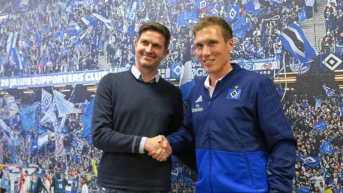 Zeitgleich stellt der HSV den 24. Trainer im neuen Jahrtausend vor - Hannes Wolf. Der junge Coach hatte zwei Jahre zuvor Stuttgart in einer ähnlichen Situation in die Bundesliga zurückgeführt und soll gleiches nun auch mit Hamburg schaffen