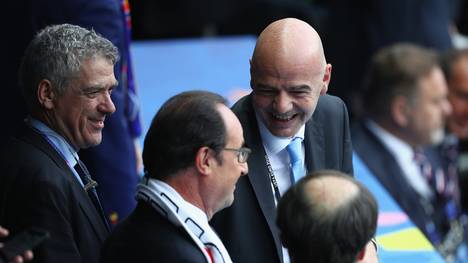 Das Verfahren gegen FIFA-Boss Gianni Infantino (M.) wurde eingestellt