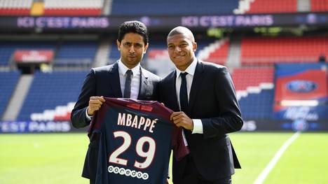 Der Transfer von Kylian Mbappe (r., mit Klubboss Nasser Al-Khelaifi) könnte Paris Saint-Germain teuer zu stehen kommen