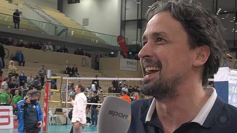 Der VC Wiesbaden gewinnt in einem Fünf-Satz-Krimi gegen Nawaro Straubing. Das Spiel ist dabei insbesondere für Trainer Benedikt Frank emotional.