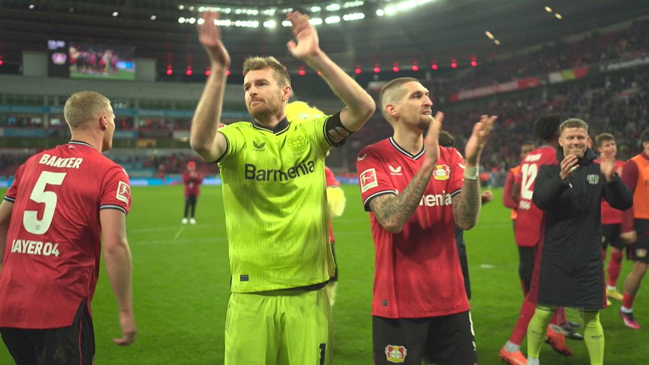 Pyro-Show: Bayer-Fans stehen Spalier