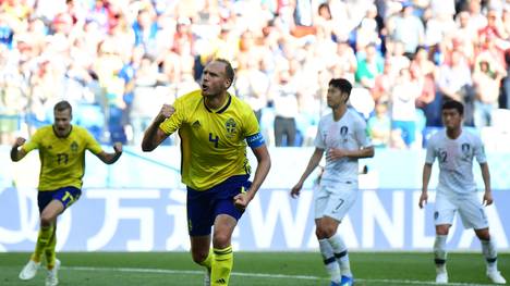 Schwedens Kapitän Andreas Granqvist erzielt den Siegtreffer für Schweden