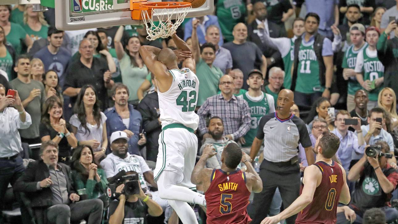 Smith (u.) schubste Bostons Al Horford (o.) in den Conference Finals unsanft zu Boden