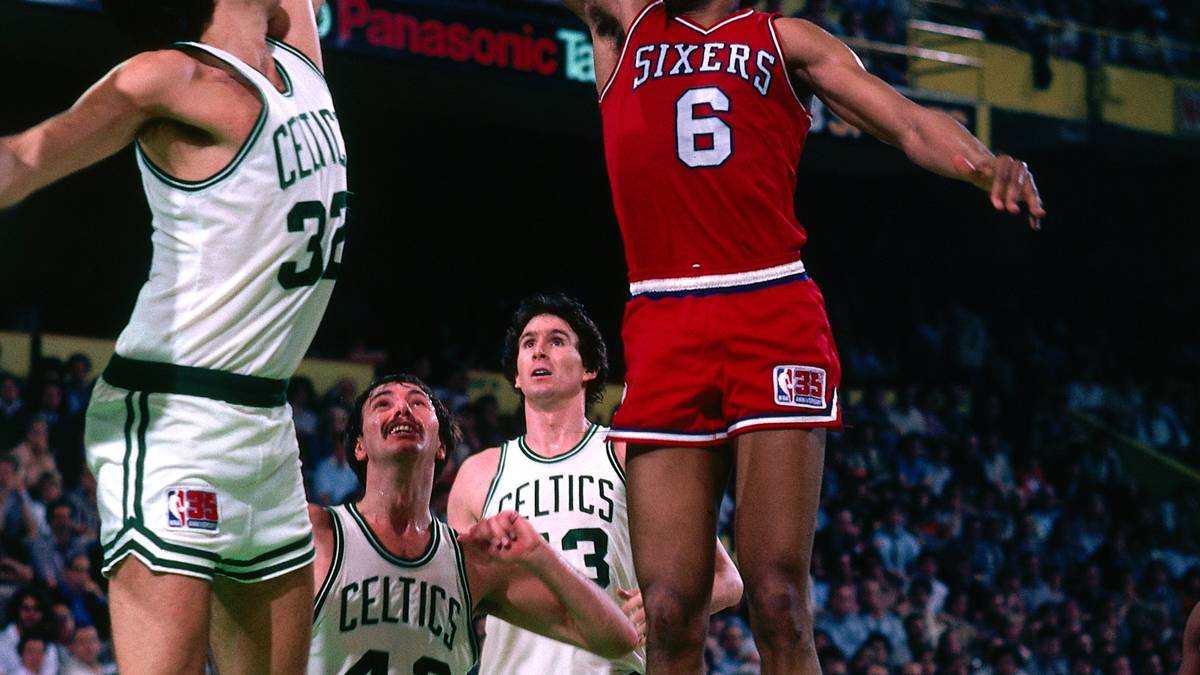 und nutzen ihre Festung Boston Garden. Larry Bird, Robert Parish und Kevin McHale (l.) behalten die Nerven und bringen die Partie mit 91:90 über die Bühne. In den Finals geben die Celtics mit 4:2 gegen Houston keine Blöße und feiern den nächsten Titel
