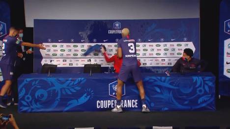 Nach dem Gewinn des französischen Pokals ist die Stimmung bei PSG wegen der Mbappé-Verletzung eher gedrückt - bis Presnel Kimpembe mit einer Champagner-Flasche kommt.