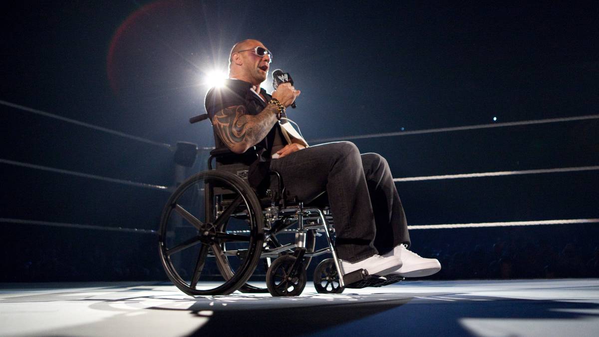 24. MAI 2010 - Batista, neben Cena der Topstar der zweiten Hälfte der Nullerjahre, verabschiedet sich Richtung Hollywood. Aber wie: In einem Rollstuhl gibt er den gekränkten Jammerlappen, der der Liga den Untergang ohne ihn prophezeit. Standesgemäßer Abgang für einen Bösewicht in Hochform