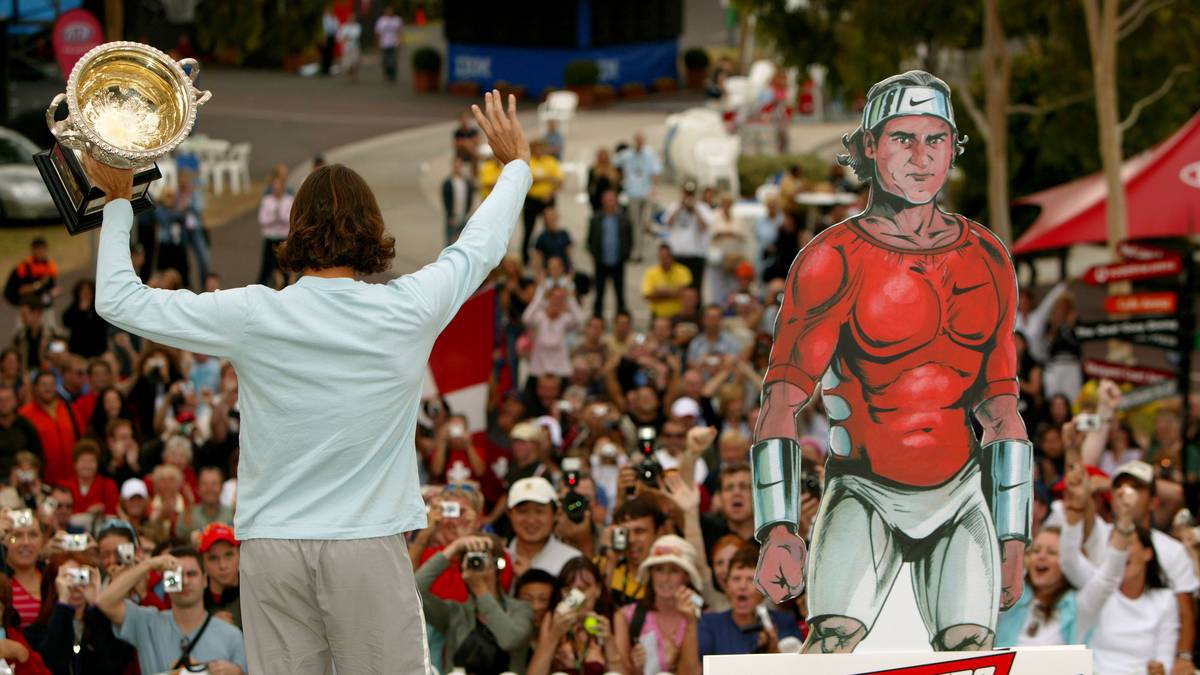 Das Jahr 2004 beginnt mit einem weiteren Paukenschlag. "Superheld" Federer gewinnt die Australian Open und erobert gleichzeitig auch die Weltranglistenspitze, die er bis zum 17. August 2008 innehat