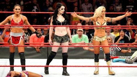 Paige (M., mit Sonya Deville, l., und Mandy Rose) ist zurück bei WWE Monday Night RAW