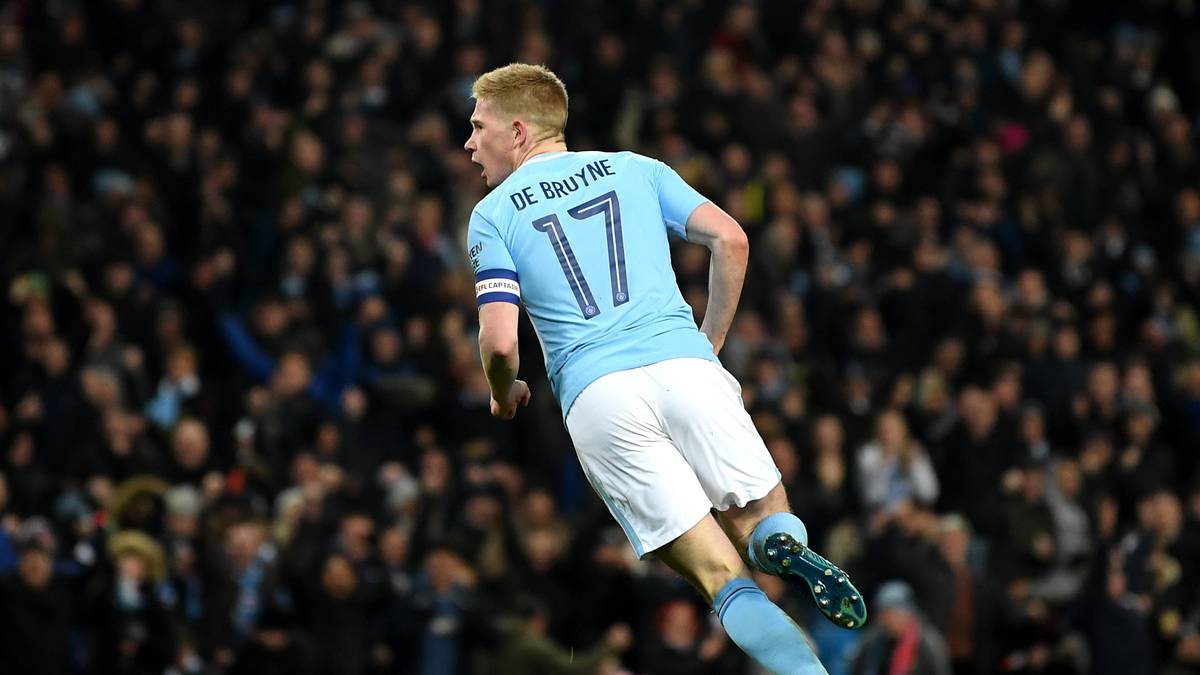 PLATZ 3 - KEVIN DE BRUYNE (Manchester City/Belgien): Es ist nicht leicht, Guardiola zu überzeugen. De Bruyne hat das problemlos geschafft und zählt längst zu den größten Lieblingen des City-Trainers. Seine überragende Physis, gepaart mit seiner Technik und seinem Zug zum Tor, machen den früheren Wolfsburger zum besten Zehner der Premier League. Seine Bilanz von 8 Toren und 12 Vorlagen kann sich sehen lassen