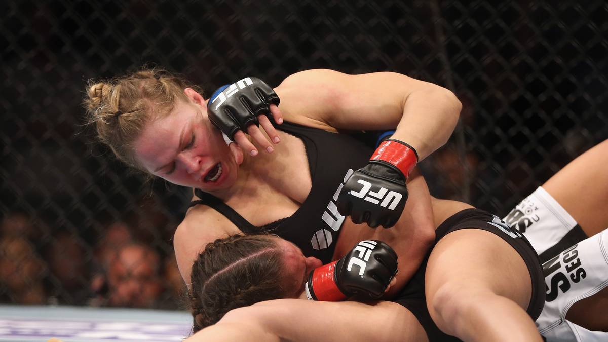 Rousey, die schon bei der Konkurrenzliga Strikeforce auf sich aufmerksam machte, wurde 2012 kampflos zum Bantamgewichts-Champion der UFC ernannt und gewann ihren ersten Kampf gegen Liz Carmouche mit dem Armbar - trotz eines im Lauf des Kampfes gebrochenen Kiefers