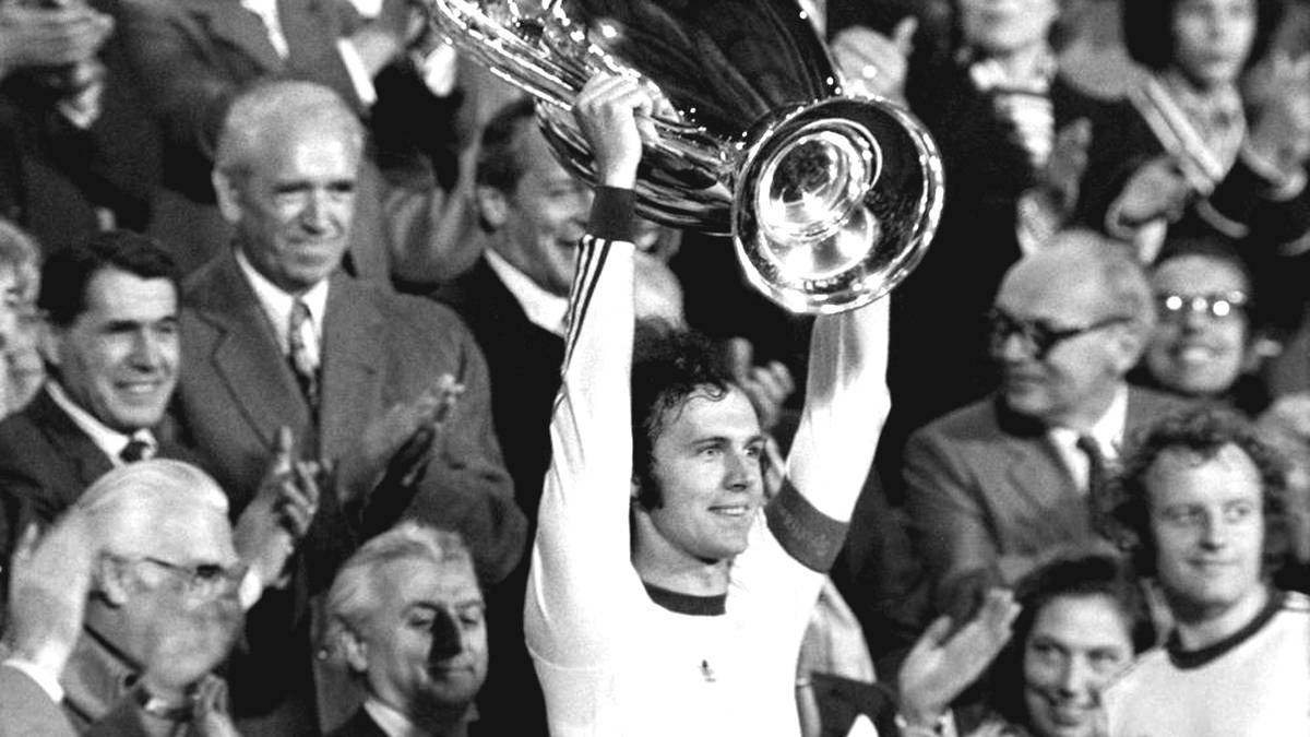 Franz Beckenbauer streckt den Pokal in die Höhe