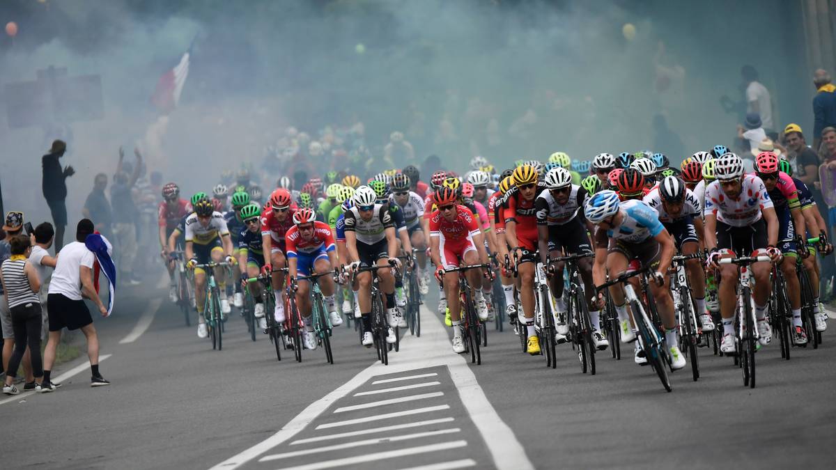 Wenige Minuten später machen sich die Fahrer auf die Strecke. Vier Berge, darunter den Col de Tourmalet, müssen sie bezwingen