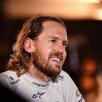 Sebastian Vettel bereut seinen Rücktritt aus der Formel 1 nicht - aber ein Comeback schließt er dennoch nicht aus! Neidisch auf Nachfolger Fernando Alonso und den starken Aston Martin ist er aber nicht.
