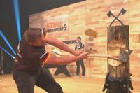 Auf SPORT1 fliegen wieder die Spähne: Im Rahmen von STIHL Timbersports sind die weltbesten Sportholzfäller mit Axt und Säge in verschiedenen Disziplinen im Einsatz. 