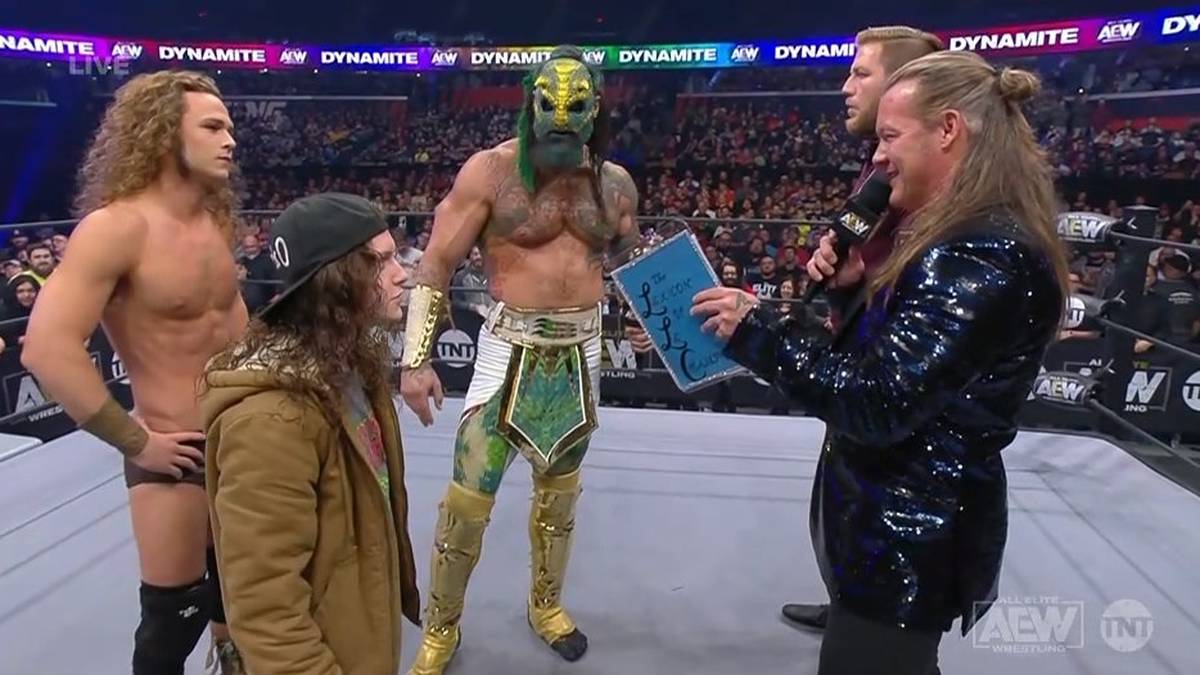 Jungle Boy (l., mit Marko Stunt und Luchasaurus) forderte Chris Jericho (r., mit Jake Hager) heraus