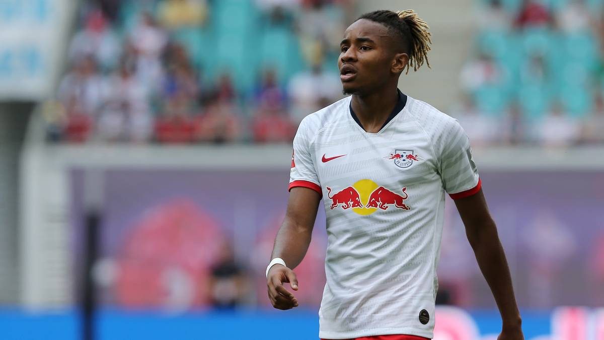 PLATZ 5 - RB LEIPZIG: Christopher Nkunku (Bild), Ademola Lookman und Ethan Ampadu (Leihe) sind drei typische RB-Transfers, die aber mutmaßlich noch etwas Zeit brauchen, bis sie voll einschlagen. Im Pokal zitterte sich Leipzig gegen Zweitligist Osnabrück weiter, symptomatisch für die Vorbereitung, die Pleiten gegen Aston Villa und den FC Zürich einbrachte
