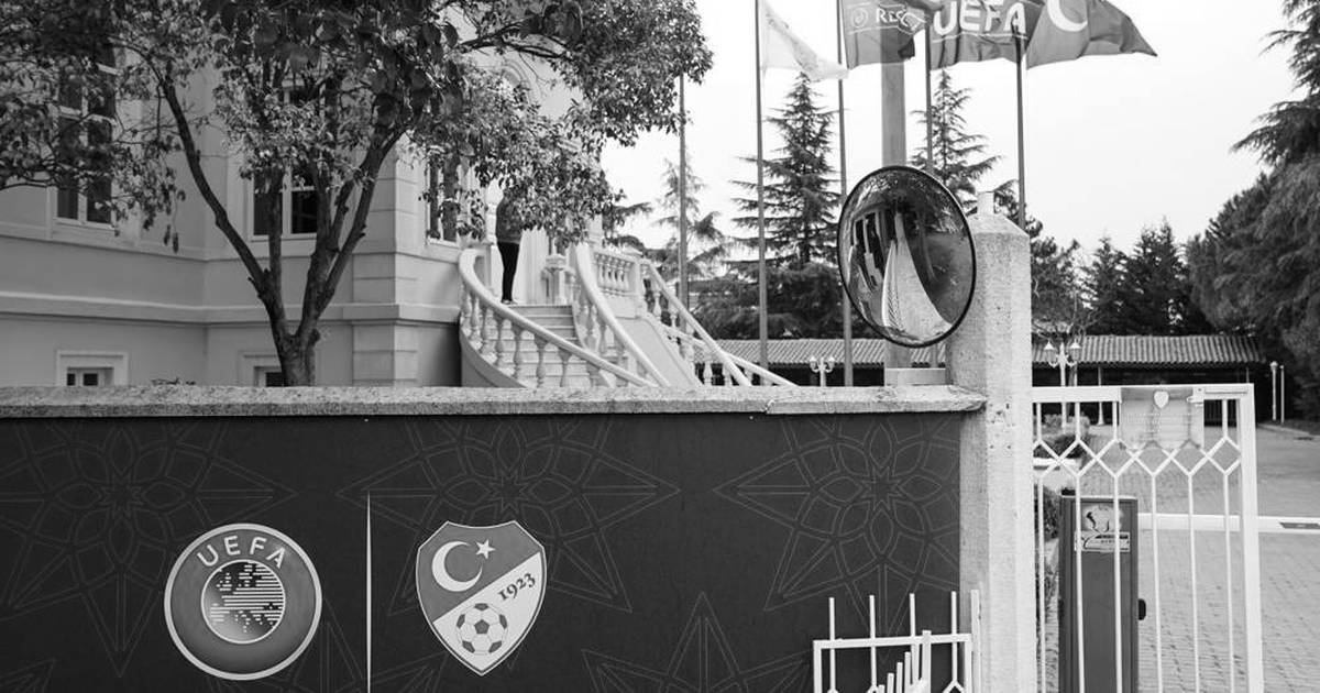 Tragedy in Turkey: Fan dies after falling from the stands