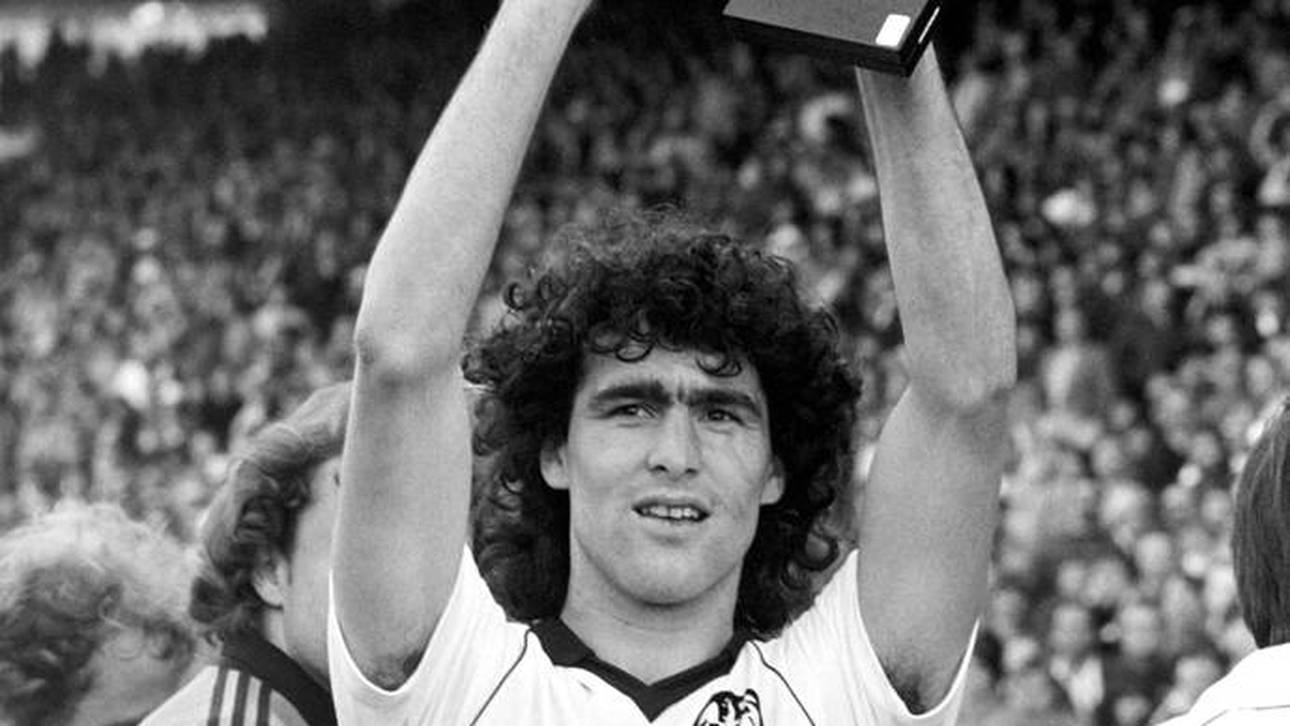 Bruno Pezzey nach dem Gewinn des DFB-Pokals mit Eintracht Frankfurt