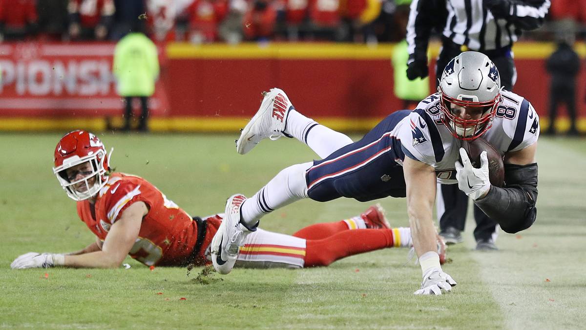 ROB GRONKOWSKI vs. JOHN JOHNSON III: Wird es Gronks letztes Spiel? Ein Rücktritt scheint möglich. Der athletische Freak hat einiges seiner Explosivität eingebüßt, hat aber immer noch Highlights wie gegen KC im Tank. Er wird noch einmal alles rausholen
