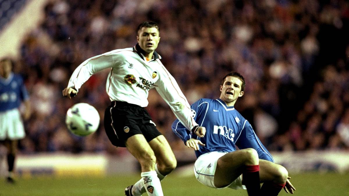 Im Januar 2001 wollte Energie Cottbus einen richtigen Transfercoup landen. Die Lausitzer hatten mitbekommen, dass der rumänische Nationalspieler Adrian Ilie, damals 26, nicht mehr richtig glücklich beim FC Valencia war. Ilie hatte zwar bereits für die Top-Klubs Steaua Bukarest, Galatasaray und Valencia, im Vorjahr immerhin Champions-League-Finalist gegen Real Madrid, gespielt. Aber versuchen konnte man es ja mal. Umso größer war die Freude bei Ede Geyer und Co, als Ilie und Valencia tatsächlich einem Wechsel zustimmten. 