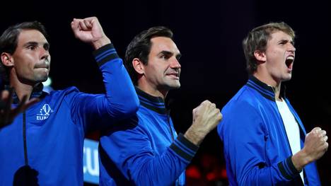 Alexander Zverev (r.) spielt zum Auftakt der ATP-Finals gegen Rafael Nadal (l.)