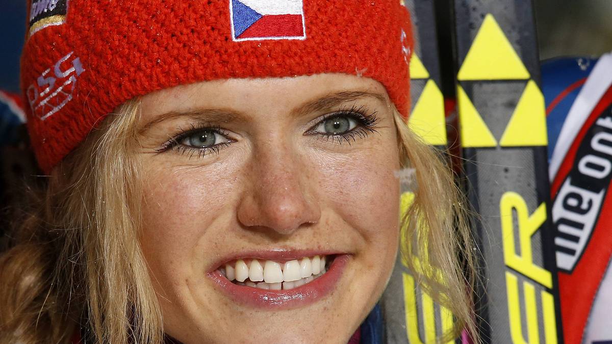 ....und lässt seine Teamkollegin Gabriela Soukalova strahlen, die als Zweite der tschechischen Staffel in die Loipe gegangen war