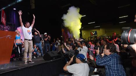 Manny Pacquiao (l.) wird in Las Vegas von Fans und Journalisten begrüßt